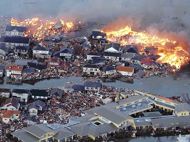 © AP/Yasushi Kanno, The Yomiuri Shimbun Brennende Wohnsiedlung in der Stadt Natori