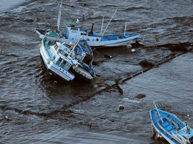 © Reuters/Kyodo Fischerboote wurden in Oarai durch den Tsunami an Land gespült.