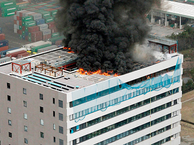 © Reuters/Kyodo Ein Bürogebäude brennt nach dem Erdbeben