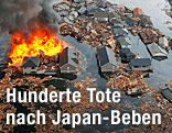 Ein brennendes Haus wird im Wasser weggeschwemmt