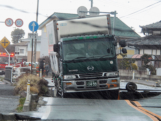 © Reuters/KYODO Kyodo Zerstörte Straße und LKW