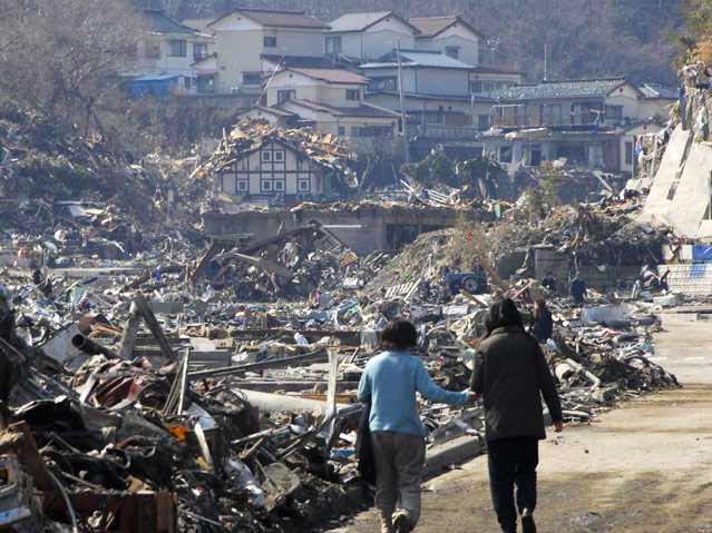 © AP/The Yumiuri Shimbun Menschen vor Trümmern in Onagawa