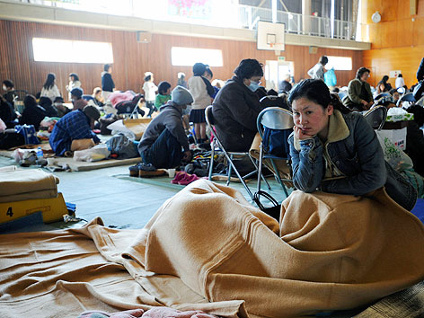 Menschen wurden in einer Turnhalle eines Gymnasium notdürftig untergebracht