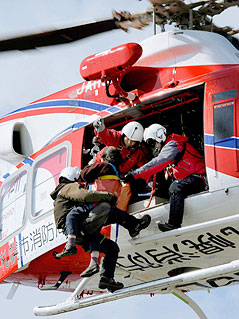 © Reuters/Kyodo Mann wird mit von Helfern in den Helikopter gezogen
