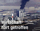 Rauch steigt von einem brennenden Gebäude in Tokio auf.