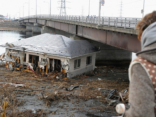 © Reuters/Kyodo Unter Brücke gespültes Gebäude