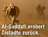 Rebellen fliehen nach einem Luftangriff