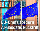 Drei EU-Flaggen bewegen sich im Wind