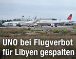 Flugzeuge stehen auf dem Flughafen Tripolis