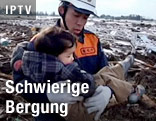 Rettungshelfer mit Kind im Arm