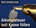Wein wird in Glas gegossen