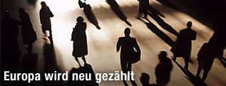 Menschen gehen auf einer Stra&szlig;e