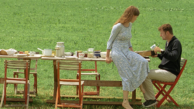 Emily Cox und Philipp Hochmair am Frühstückstisch im Garten