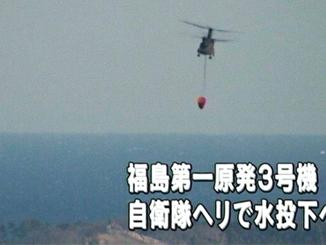 © AP/NHK TV Löschhubschrauber