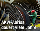 Ein Arbeiter bei der Demontage eines Atomkraftwerkes
