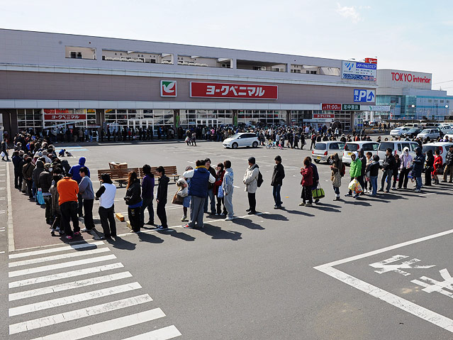 © APA/EPA/Aley Hofford Menschenschlange vor Supermarkt