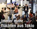 Menschenmassen am Haneda Flughafen in Tokio