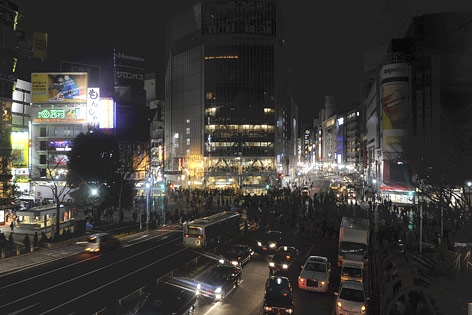 © AP/The Yomiuri Shimbun/Miho Takahashi Reklametafeln in Shibuyaviertel in Tokio sind abgedreht