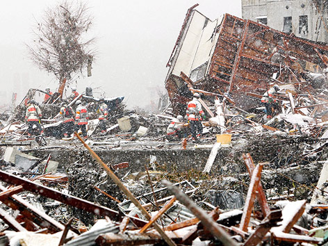 © APA/EPA/Asahi Shimbun Rettungsarbeiten im Schnee