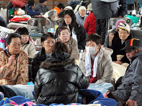 © APA/EPA/Asahi Shimbun evakuierte Japaner harren in Turnhalle aus