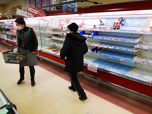 © AP/Mark Baker Mebschen vor leeren Regalen in Supermarkt
