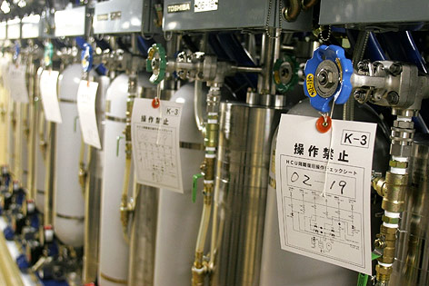 © Reuters/Issei Kato Nitrogen-Behälter mit dem Schild "Ban of Use" im Atomkraftwerk Kashiwazaki-Kariwa