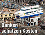 Nach dem Tsunami steht ein Schiff auf dem Dach eines Hauses