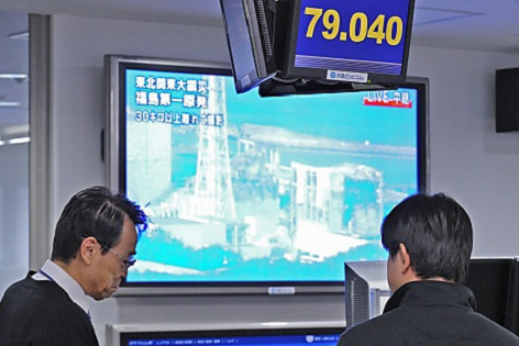 © APA/EPA/Everett Kennedy Brown Börsentrader in Tokio verfolgen auf Bildschirm Geschehen im AKW Fukushima