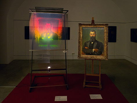 © JMW/David Peters Bild neben Hologramm