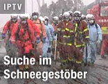 Rettungsarbeiter im Schneegestöber