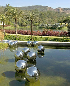 © Pedro Motta Skulptur Yayoi Kusama