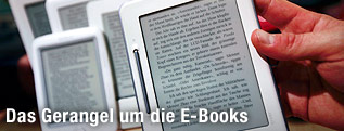 Mehrere E-Book-Reader hintereinander
