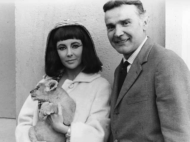 © AP/Umberto Salvemini Elizabeth Taylor, Orlando Orfei und Löwenjunges "Gebry" am "Cleopatra"-Set