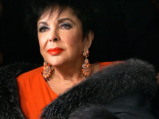© Reuters/Mario Anzuoni Elizabeth Taylor bei einer Theatervorstellung in Los Angeles, 2007
