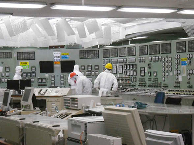 © Reuters/Kyodo Arbeiter im Kontrollraum in Fukushima