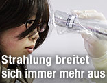 Bei einer japanischen Frau wird die radioaktive Strahlenbelastung gemessen