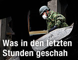 Soldat bei Rettungsarbeiten