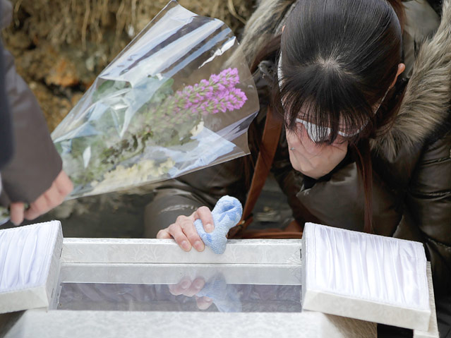 © Reuters/Yuriko Nakao Angehörige eines Tsunami-Opfers am Grab