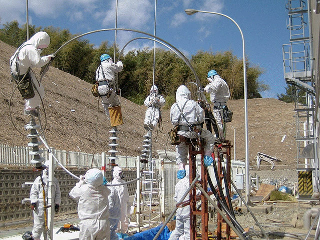 © Reuters/Kyodo Arbeiter reparieren die Stromleitungen von AKW Fukushima I