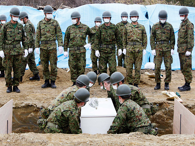 © AP/Mark Baker Soldaten bei Begräbnis