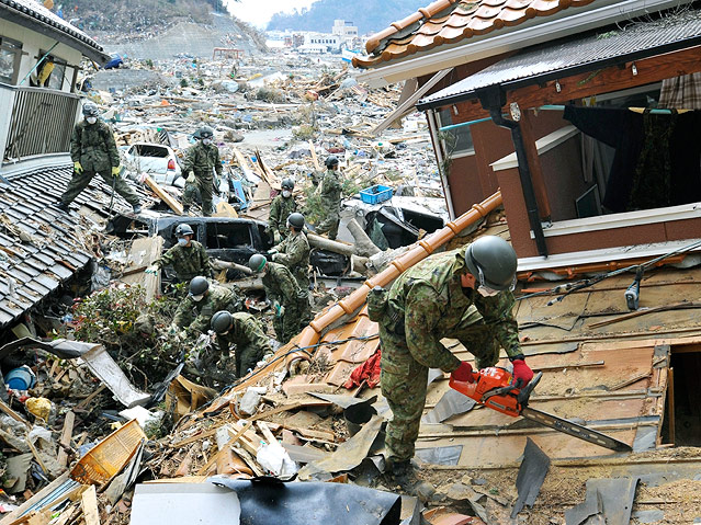 © Reuters/Kyodo Japanische Rettungskräfte suchen nach Opfern des Bebens