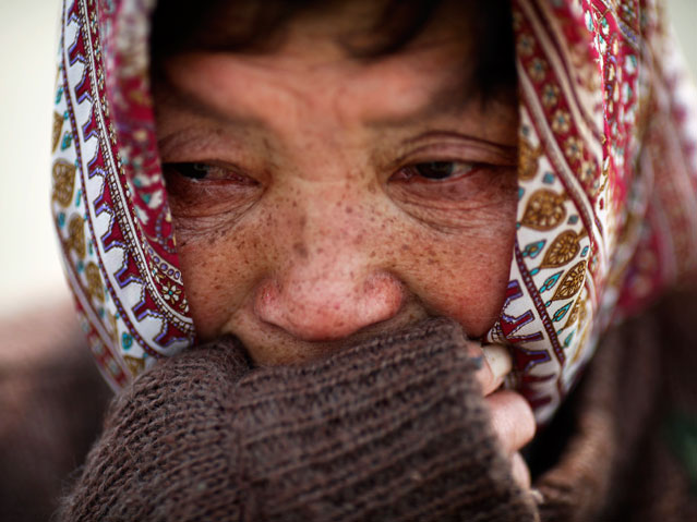 © Reuters/Damir Sagolj Eine 70-jährige Tsunami-Überlebende weint beim Abschied ihrer Nichte.