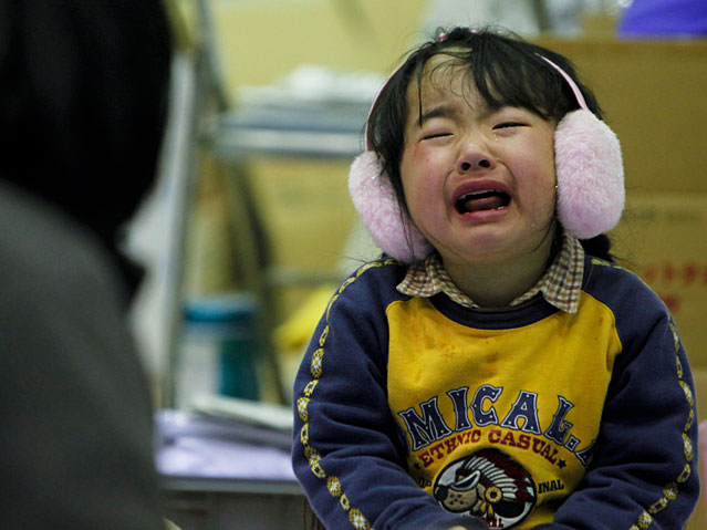 © APA/EPA/Dai Kurokawa Weinende Mädchen in einer Notunterkunft