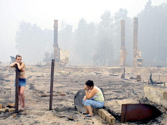 © AP/Sergey Ponomarev Bewohner eines niedergebranten Dorfes