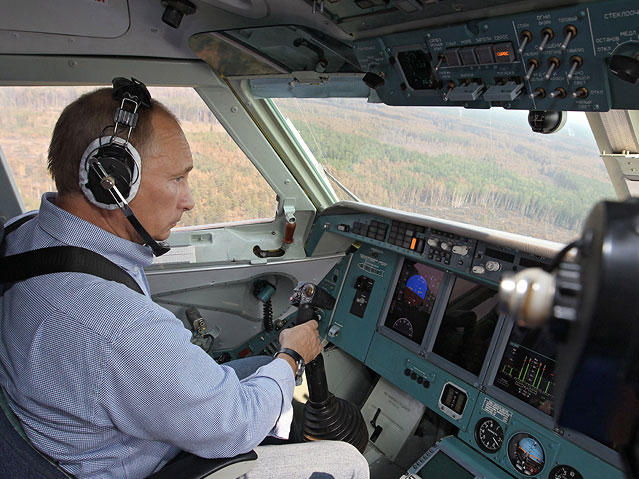© APA/EPA/Alexey Nikolsky Vladimir Putin im Löschflugzeug