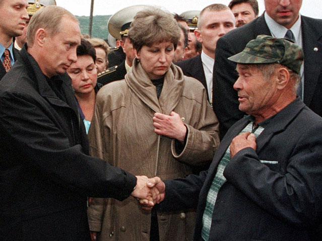 © AP Putin bei Hinterbliebenen der Kursk-Besatzung
