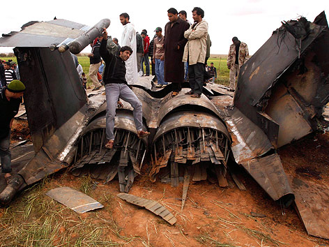 © Reuters/Suhaib Salem Personen stehen auf einem F-15-Wrack