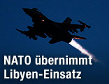 Kampfjet fliegt bei Nacht