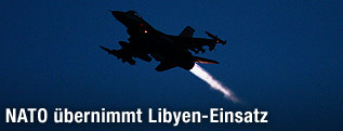 Kampfjet fliegt bei Nacht