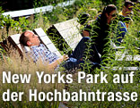 Besucher ruhen sich auf der High Line in New York aus